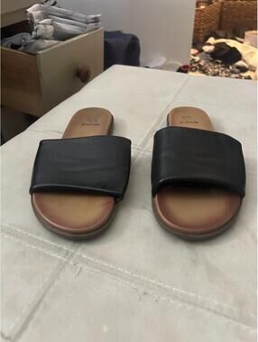 Palms black leather slides